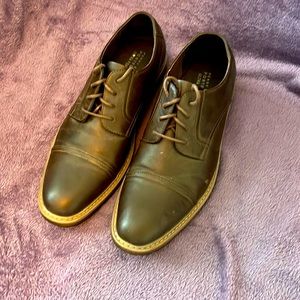Men’s size 11 brown leather Perry Ellis dress shoes